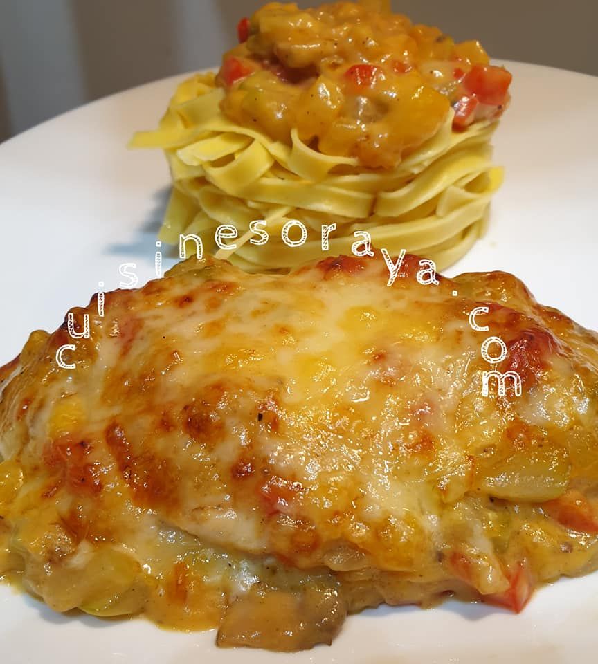 Escalopes de poulet gratinée avec sa sauce crémeuse aux légumes