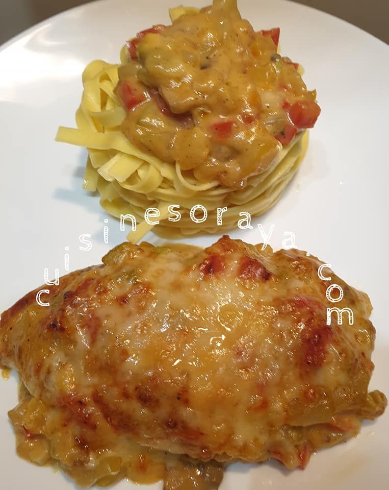 Escalopes de poulet gratinée avec sa sauce crémeuse aux légumes