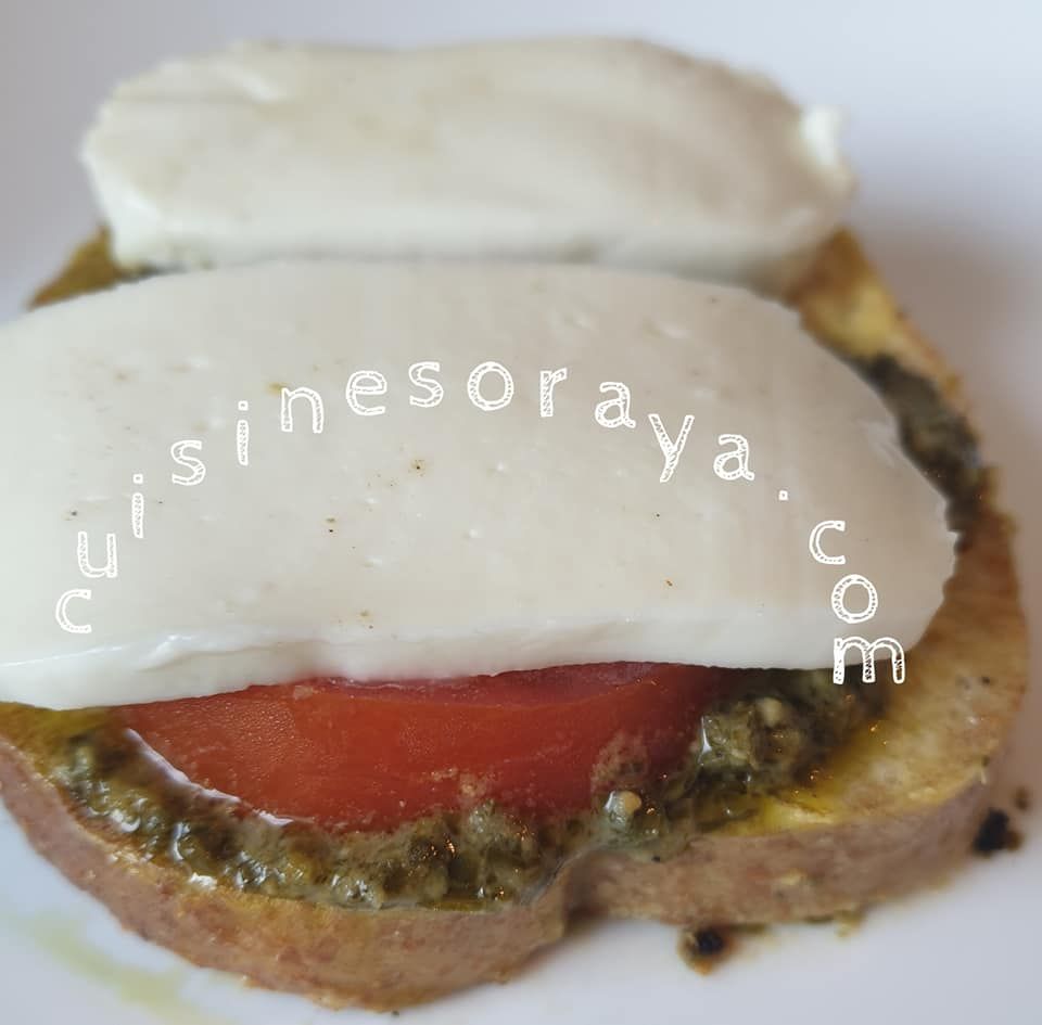 Pain perdu au pesto, tomate et mozzarella