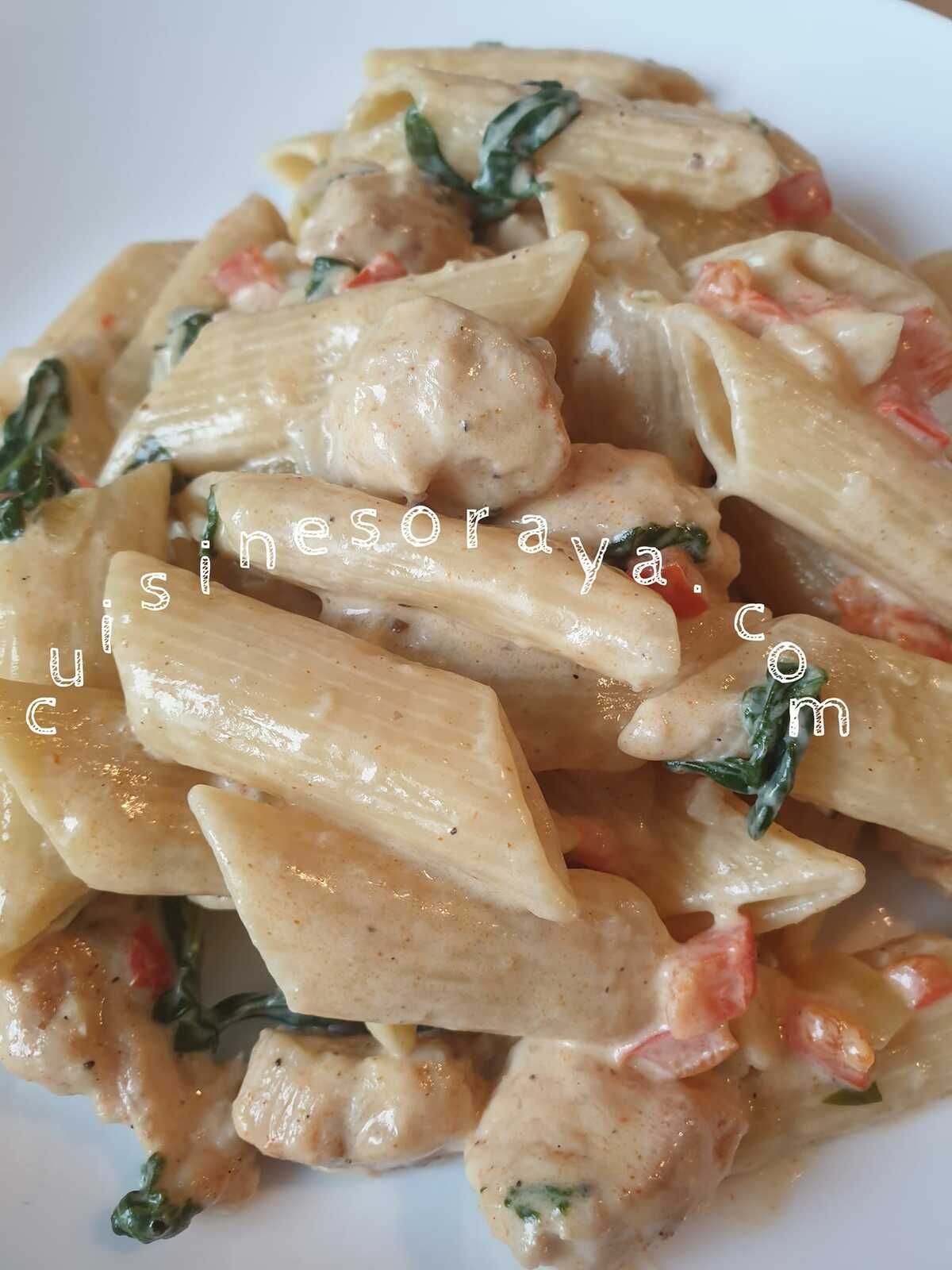Penne au poulet, poivrons rouge et épinards à la crème de parmesan