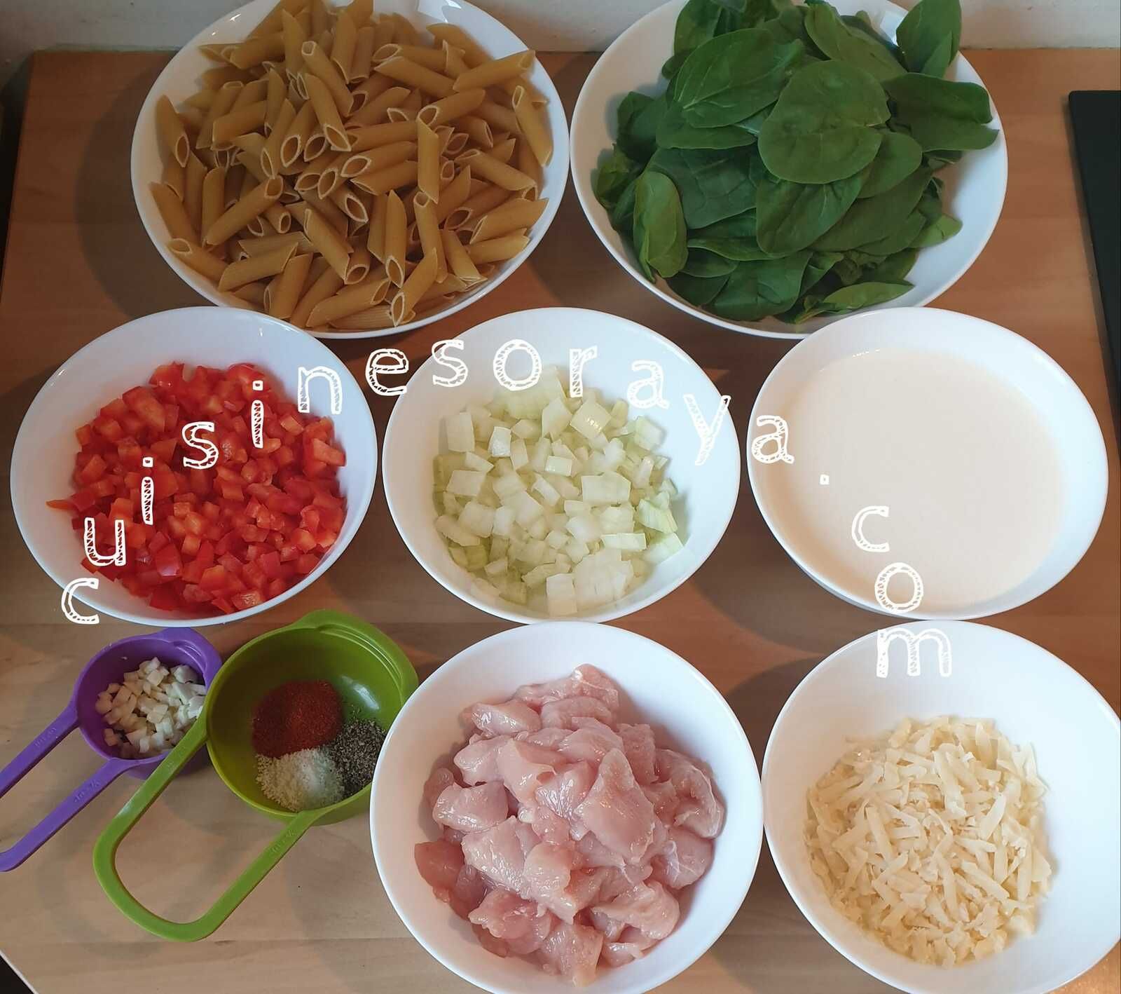 Penne au poulet, poivrons rouge et épinards à la crème de parmesan