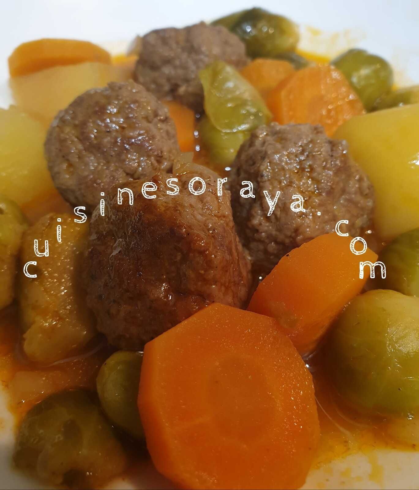 Tajine choux de Bruxelles, légumes, boulette de viande en sauce