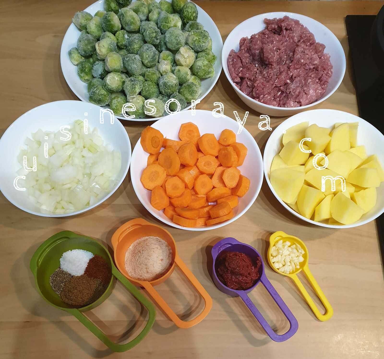 Tajine choux de Bruxelles, légumes, boulette de viande en sauce