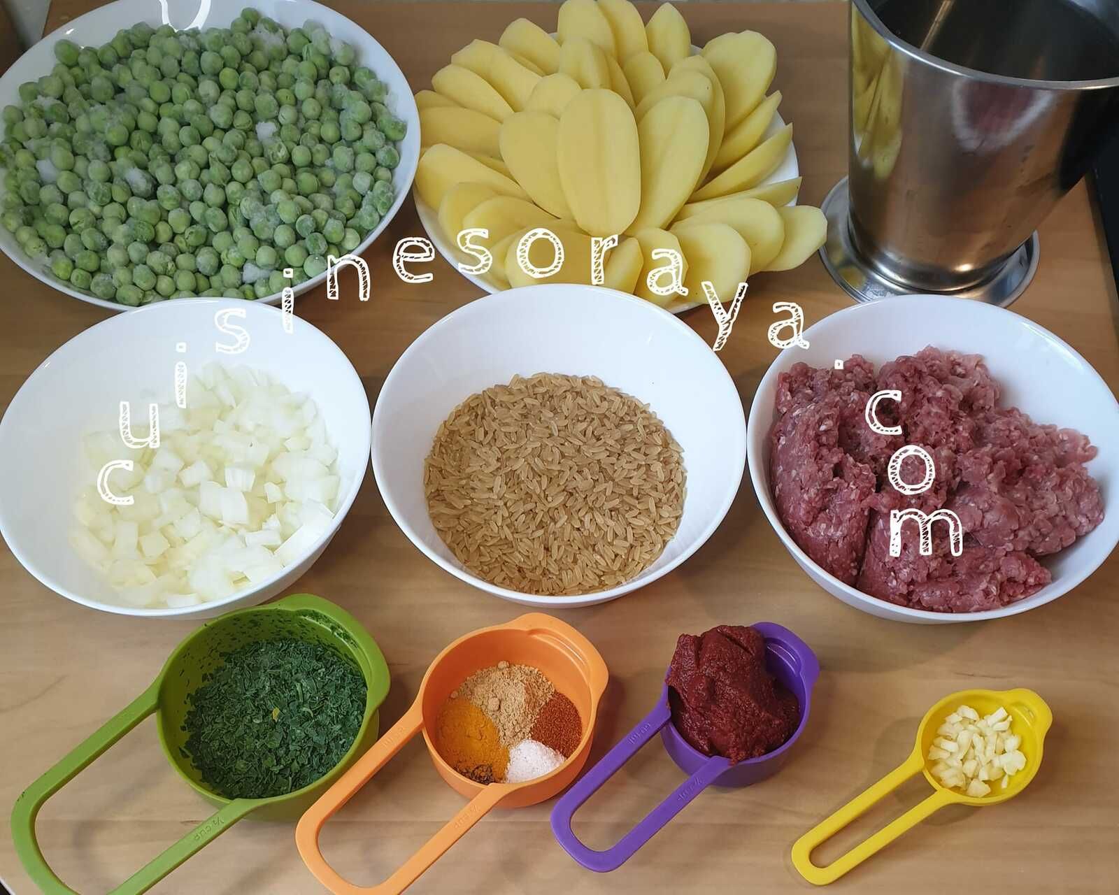 Tajine boulette de viande au riz aux petits pois et pommes de terre en sauce