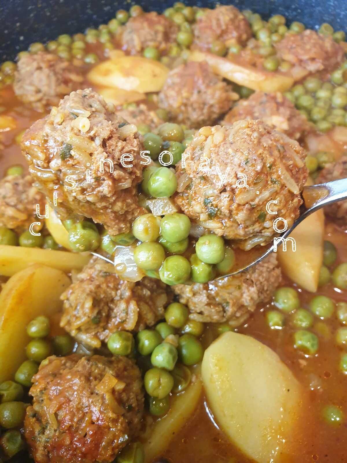 Tajine boulette de viande au riz aux petits pois et pommes de terre en sauce
