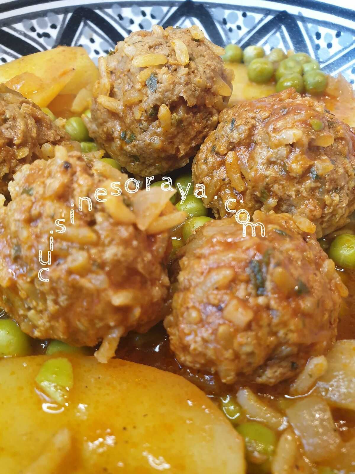 Tajine boulette de viande au riz aux petits pois et pommes de terre en sauce