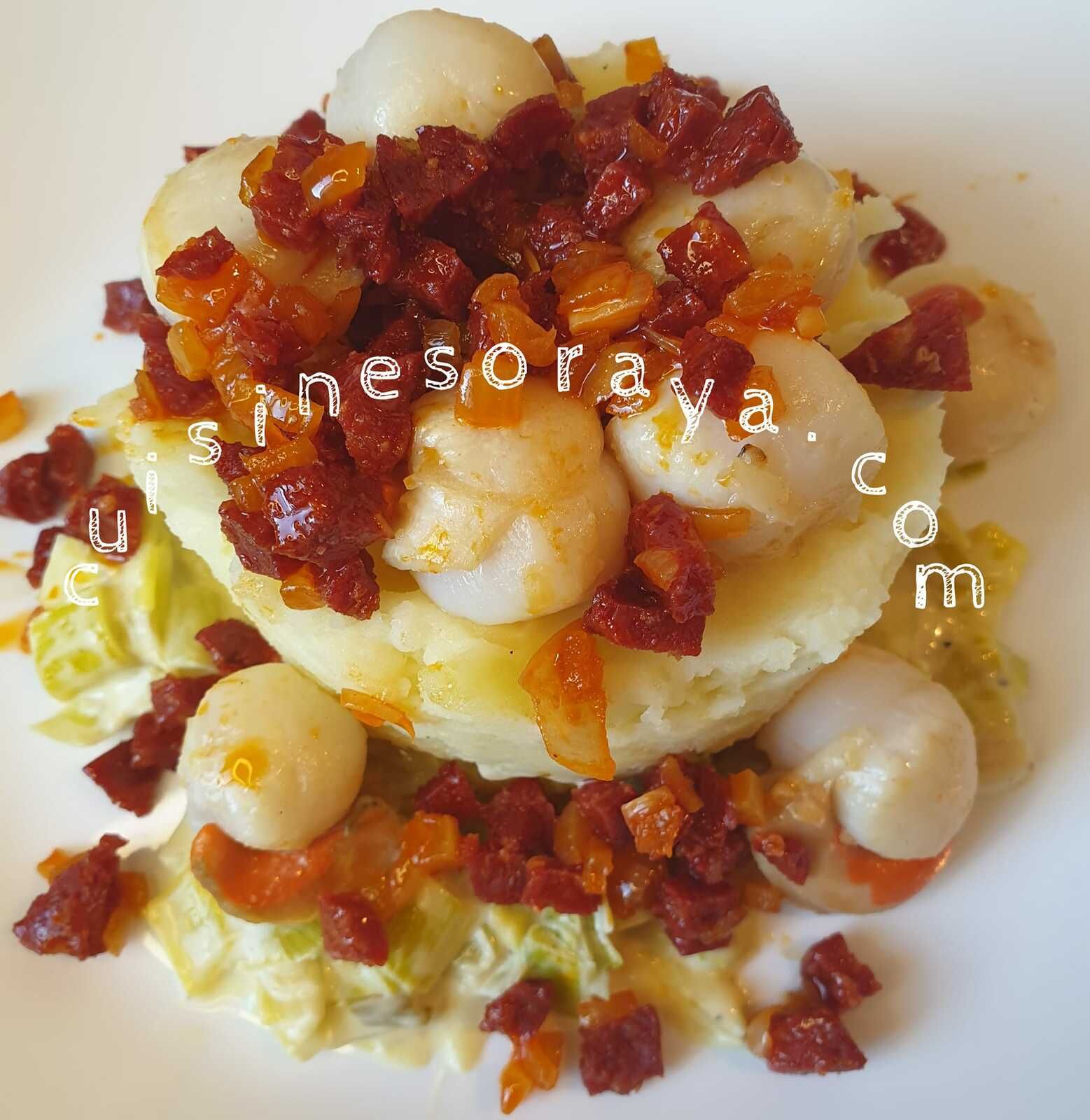 Ecrasé de pommes de terre, fondu de poireaux et noix de st jacques condiment chorizo