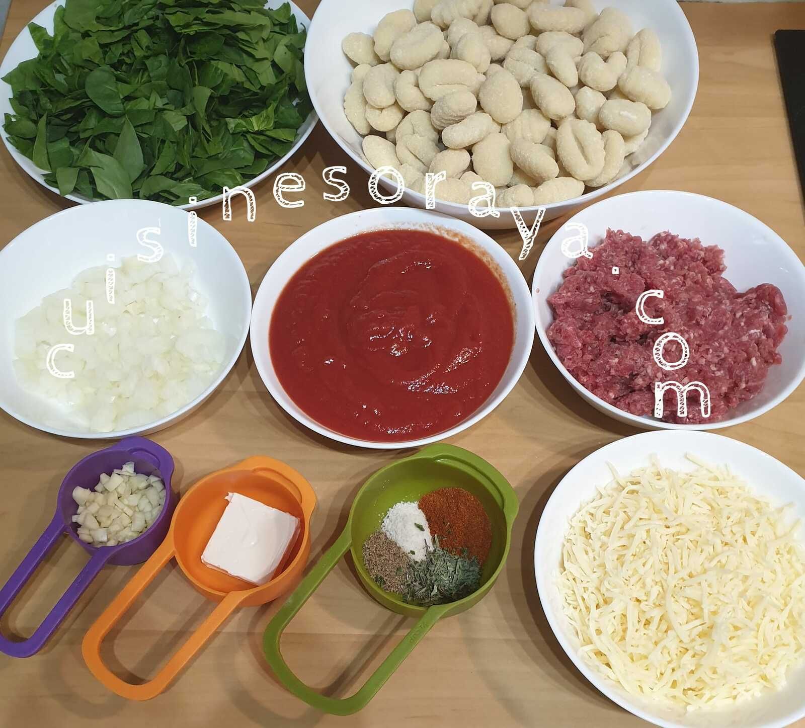 Gnocchis à la viande, épinards et fromage gratiné au four