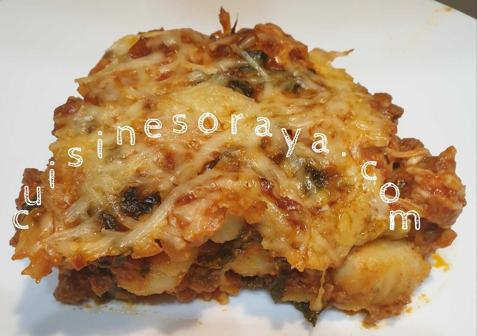 Gnocchis à la viande, épinards et fromage gratiné au four