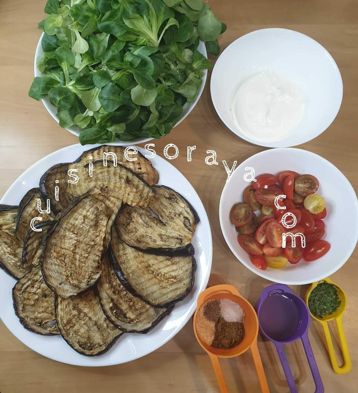 Salade de mâche, tomate, aubergine grillé et sa sauce au yaourt épicée