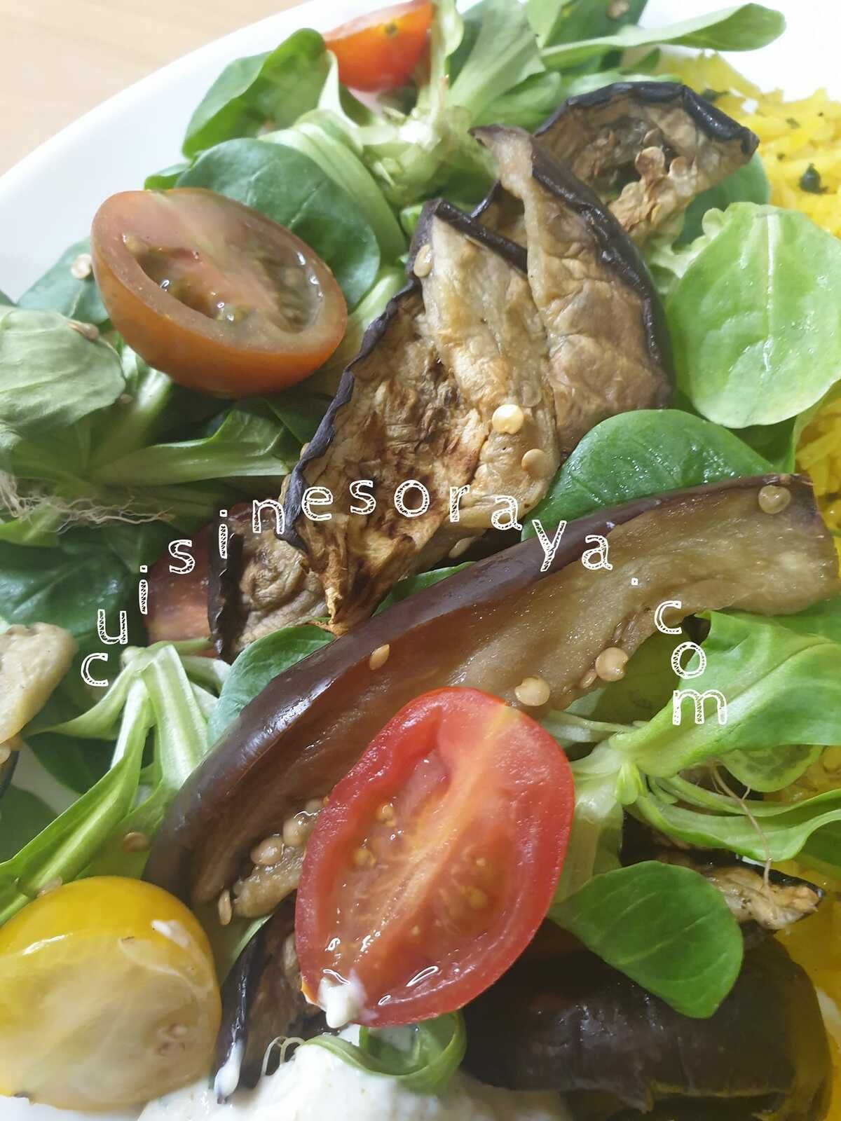 Salade de mâche, tomate, aubergine grillé et sa sauce au yaourt épicée