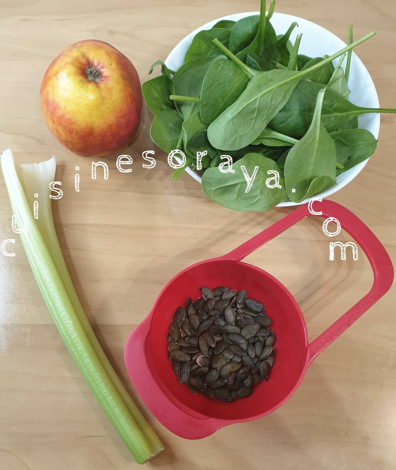 Jus à la pomme, céleri, épinards et graines de courges