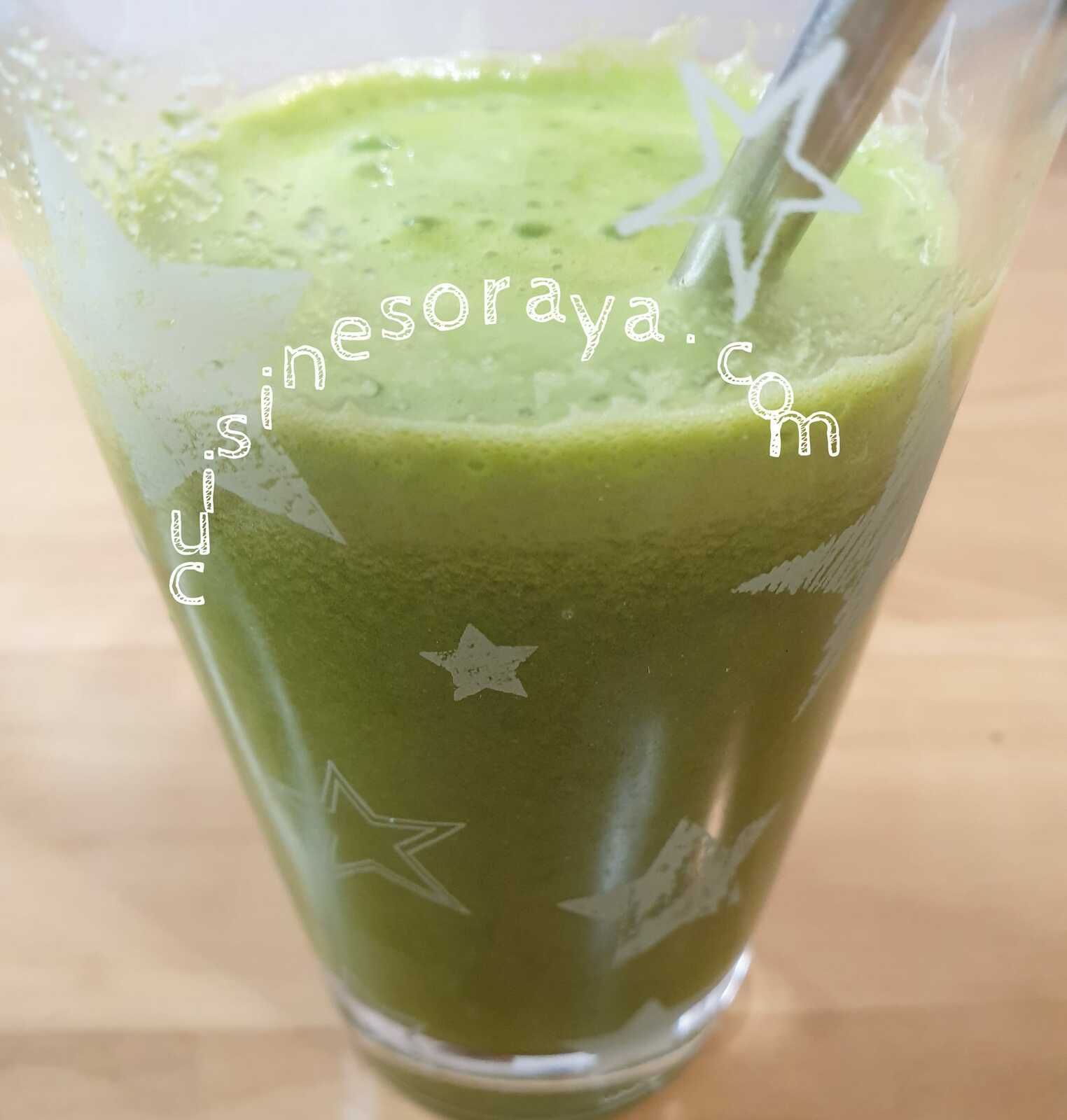 Jus à la pomme, céleri, épinards et graines de courges