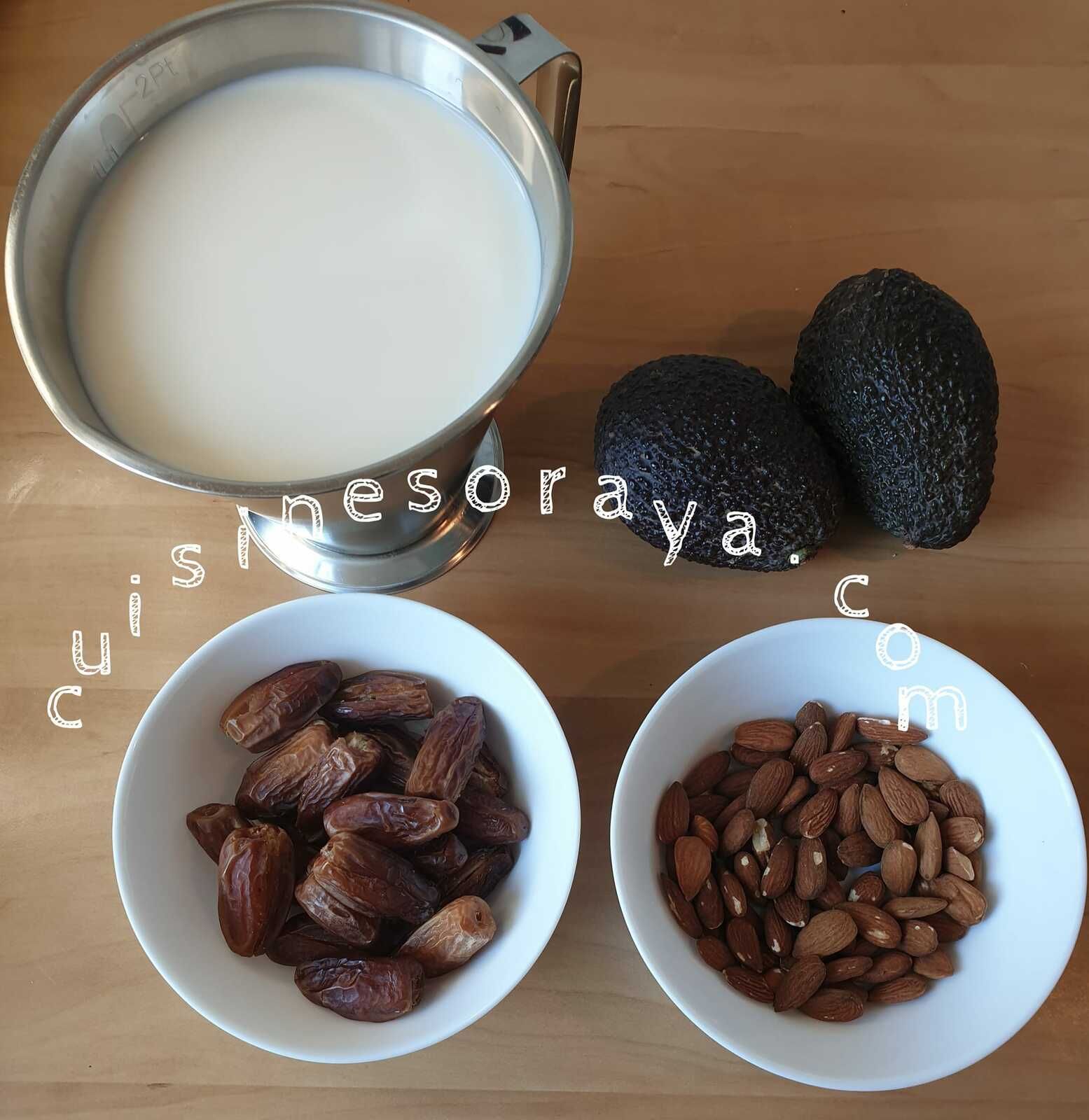 Smoothies avocat, amandes et dattes