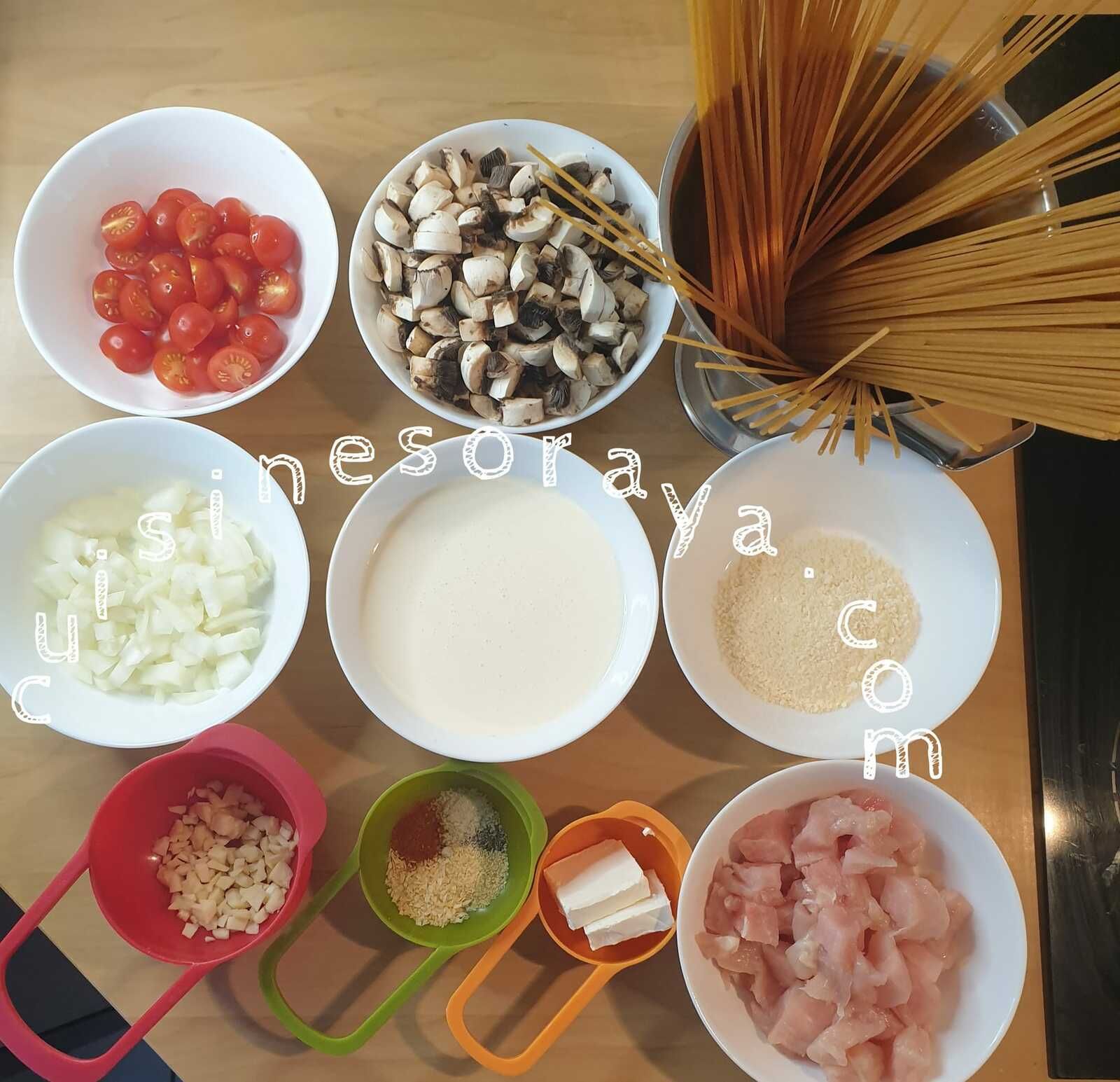 Pâtes au poulet, champignons à la sauce crème de tartare