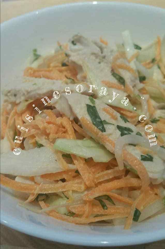 Salade de chou et de poulet.
