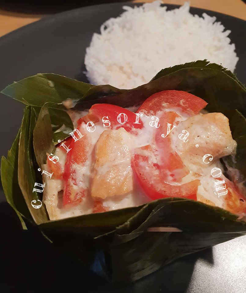 Saumon à la vapeur dans des feuilles de bananier
