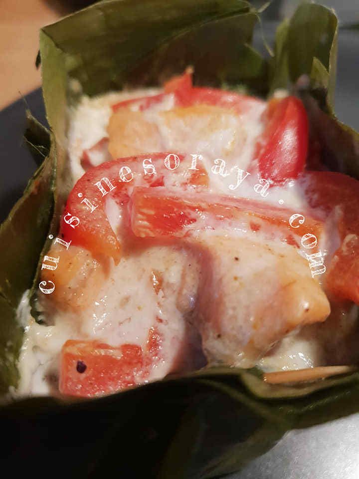 Saumon à la vapeur dans des feuilles de bananier