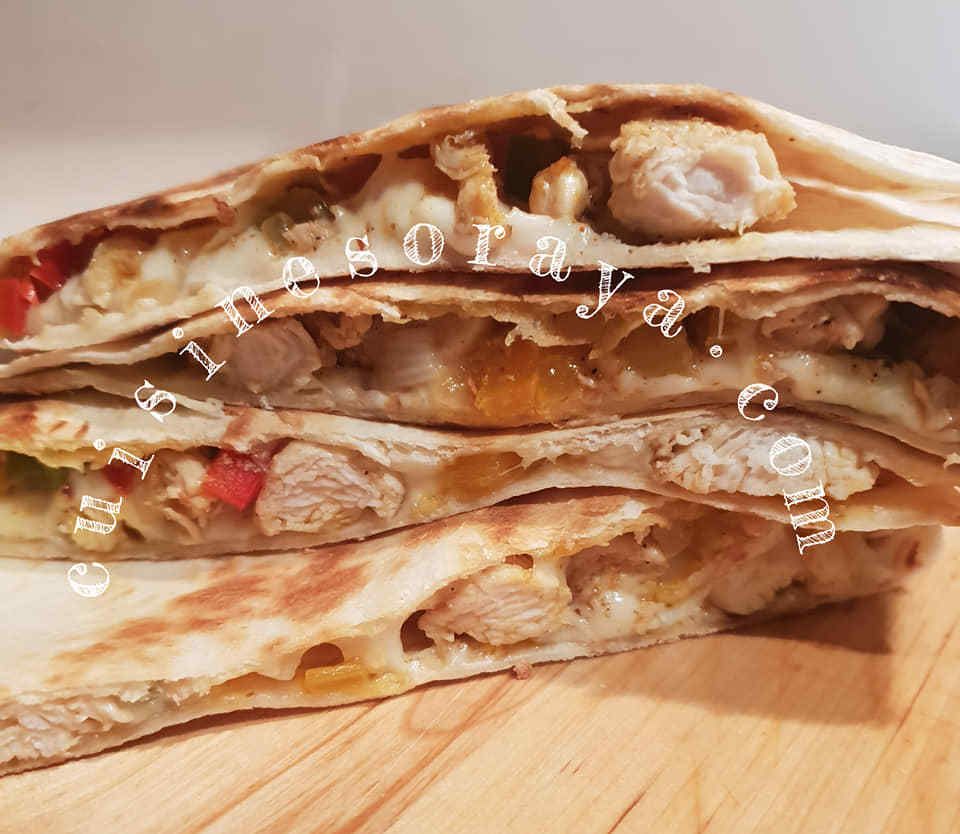 Quesadillas de poulet légumes et au fromage