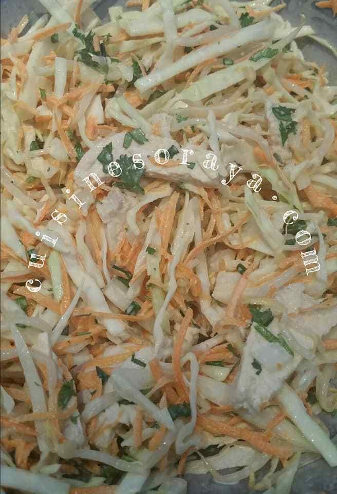 Salade de chou et de poulet.