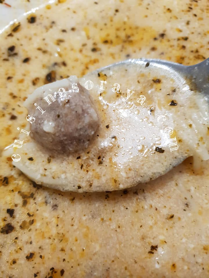 Soupe au yaourt, menthe et boulette de viande bien complète - yoğurtlu çorbası
