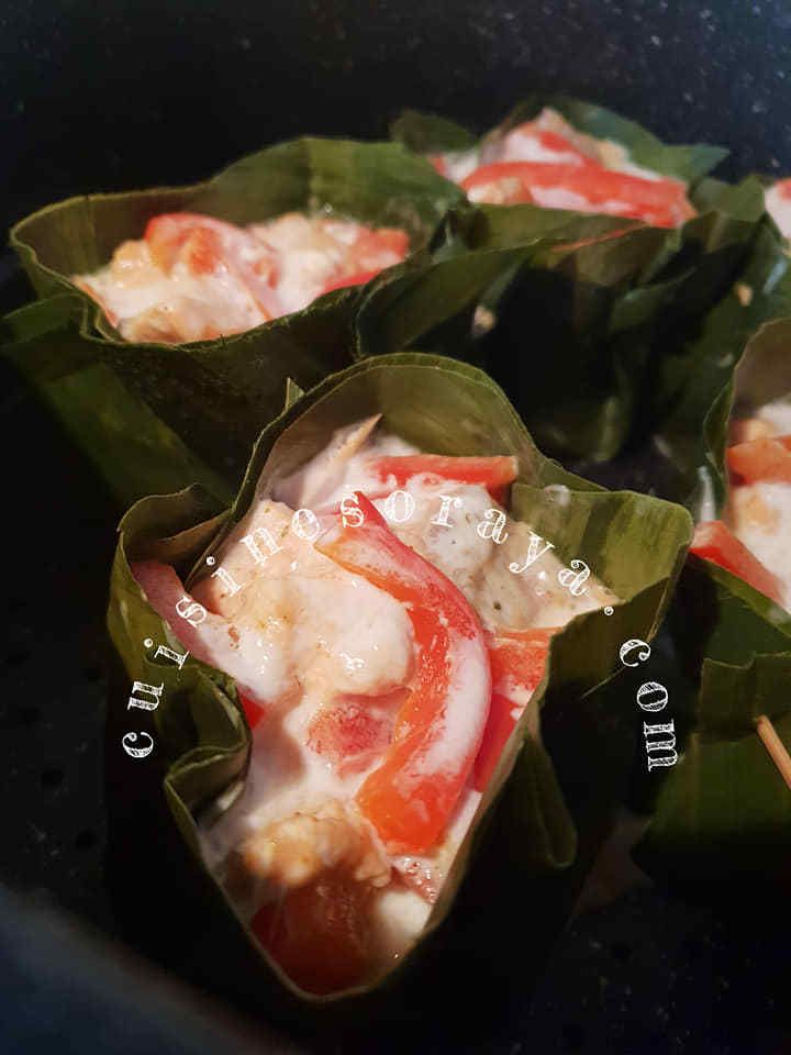 Saumon à la vapeur dans des feuilles de bananier