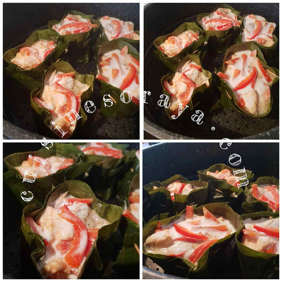 Saumon à la vapeur dans des feuilles de bananier