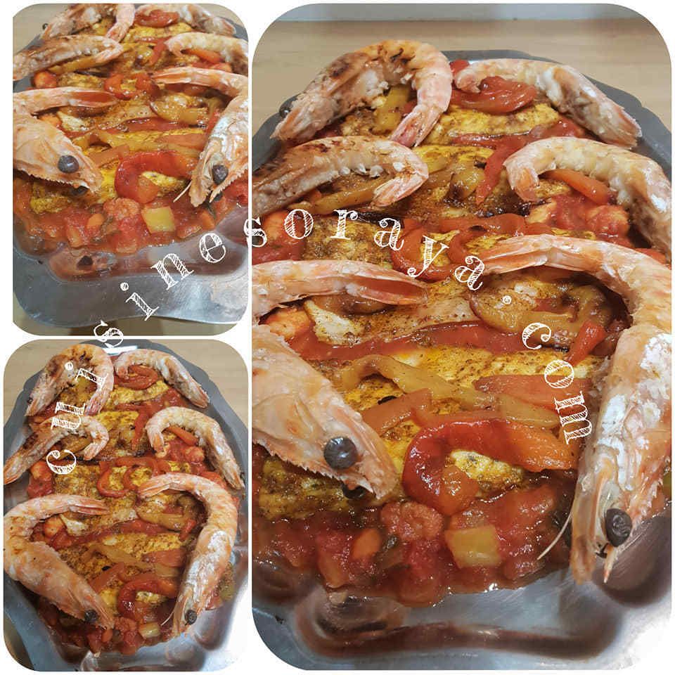 Bar au four à la sauce aux crevettes et au poivron grillé