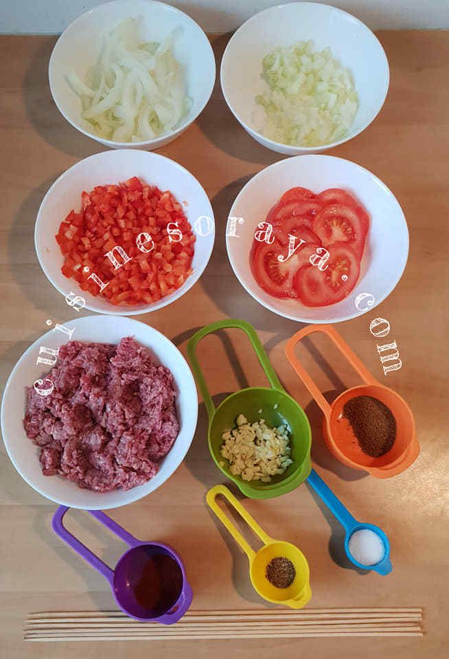 Brochettes de viande hachée aux légumes