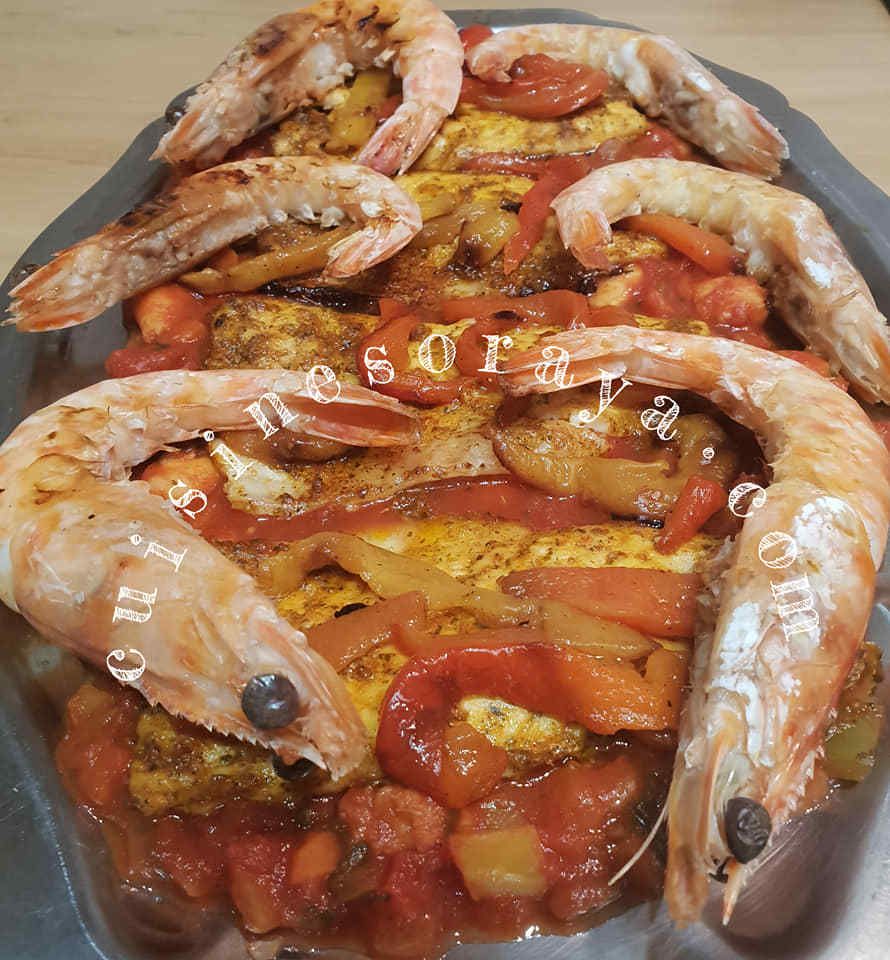 Bar au four à la sauce aux crevettes et au poivron grillé