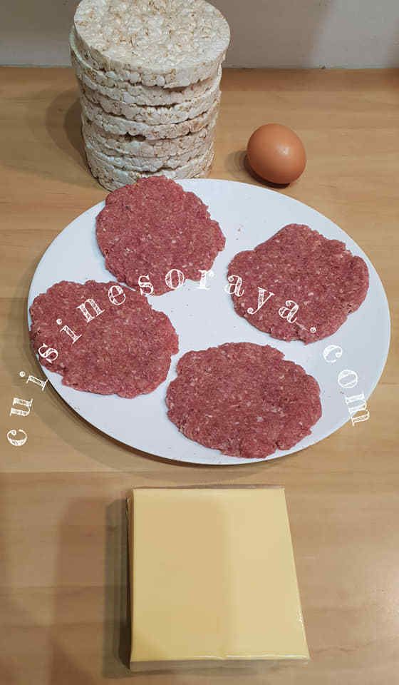 Burger en galette de riz de saumon ou de viande