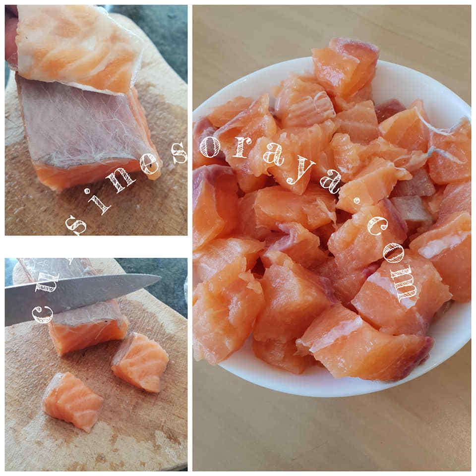 Saumon à la vapeur dans des feuilles de bananier