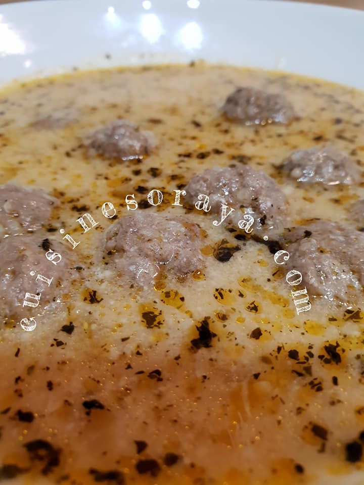 Soupe au yaourt, menthe et boulette de viande bien complète - yoğurtlu çorbası
