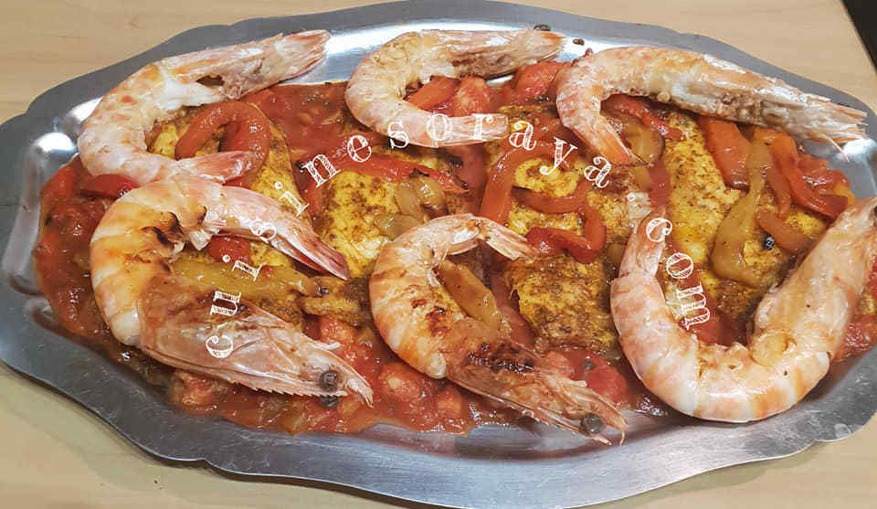 Bar au four à la sauce aux crevettes et au poivron grillé