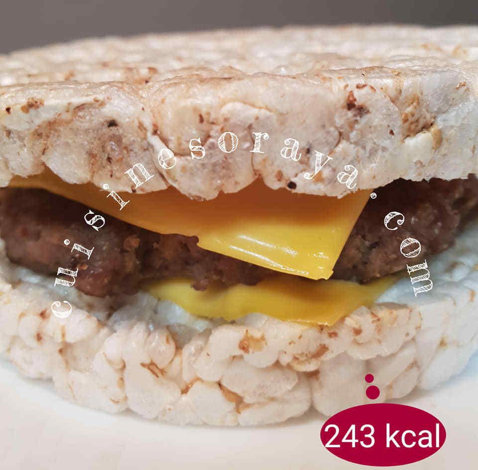 Burger en galette de riz de saumon ou de viande