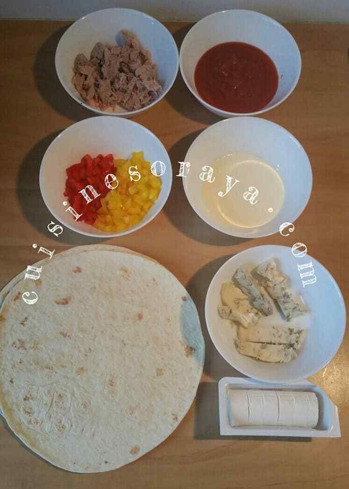 Pizza wrap thon poivrons et aux 3 fromages.