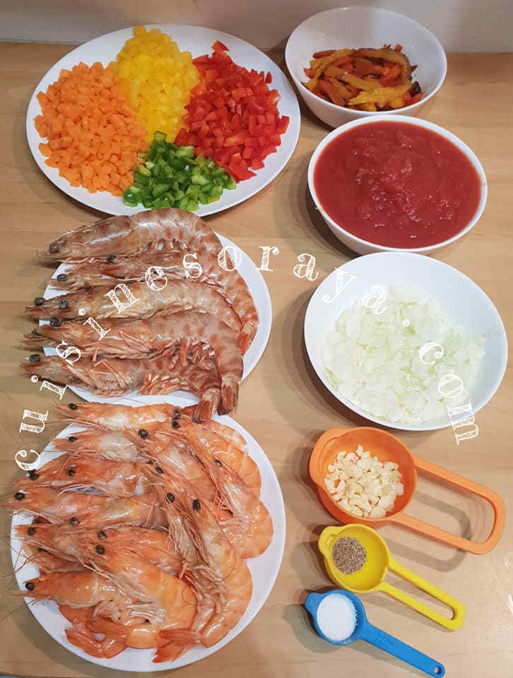 Bar au four à la sauce aux crevettes et au poivron grillé