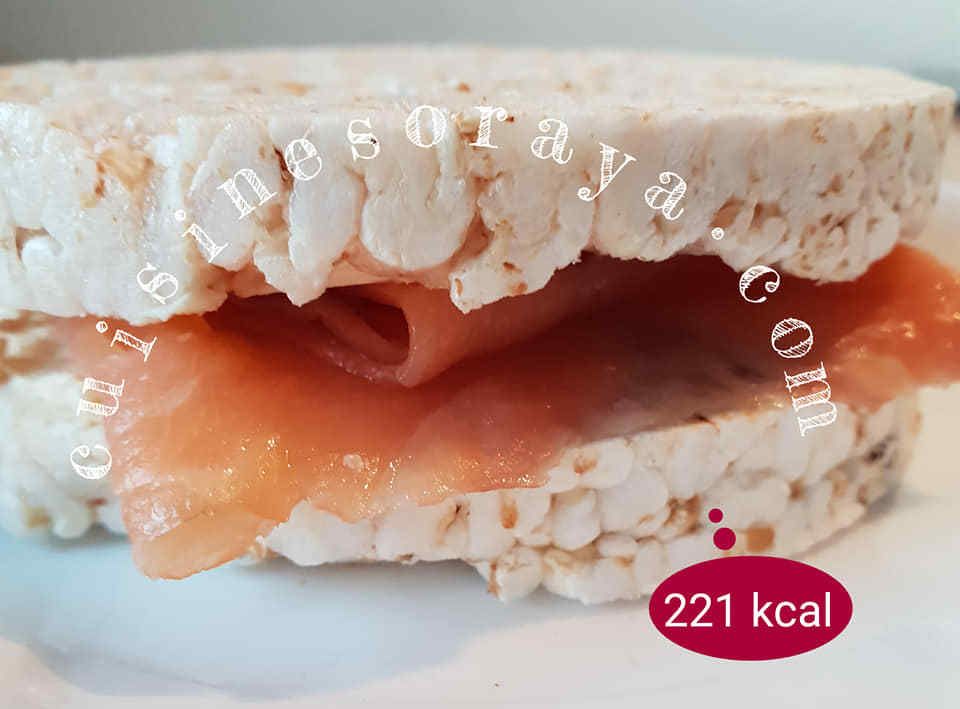 Burger en galette de riz de saumon ou de viande