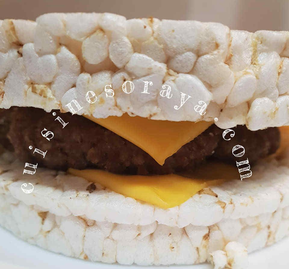Burger en galette de riz de saumon ou de viande