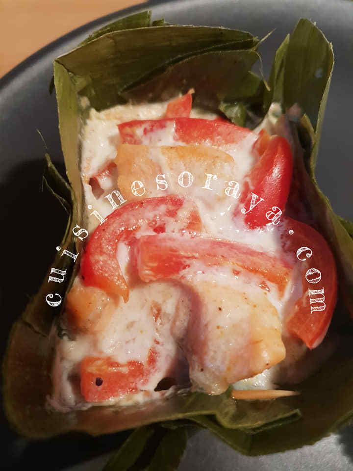 Saumon à la vapeur dans des feuilles de bananier