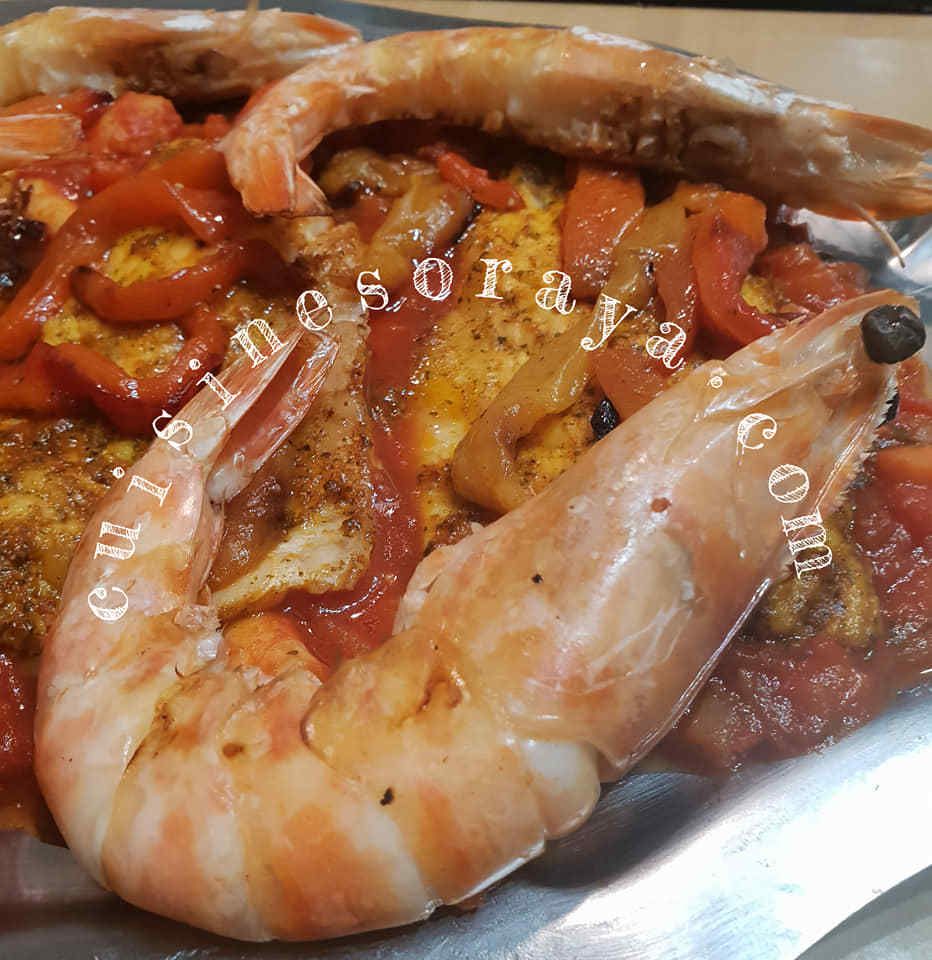 Bar au four à la sauce aux crevettes et au poivron grillé