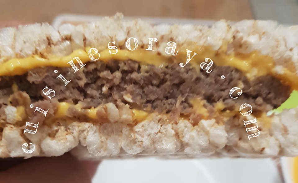 Burger en galette de riz de saumon ou de viande