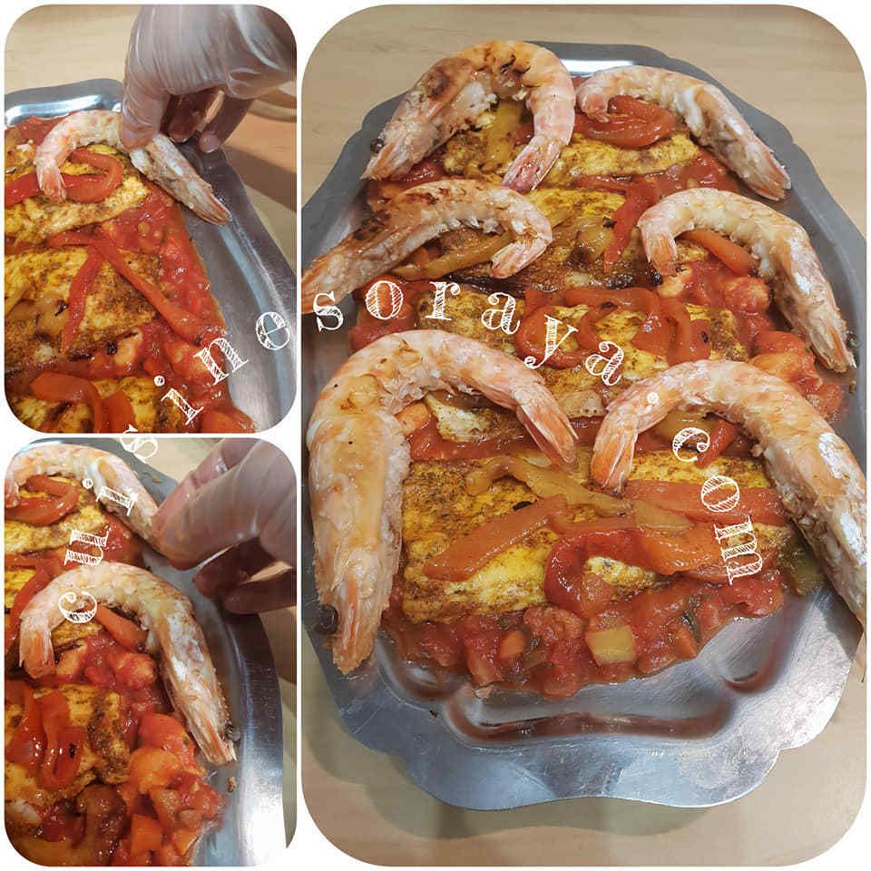 Bar au four à la sauce aux crevettes et au poivron grillé