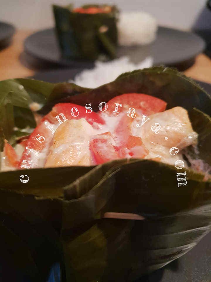 Saumon à la vapeur dans des feuilles de bananier