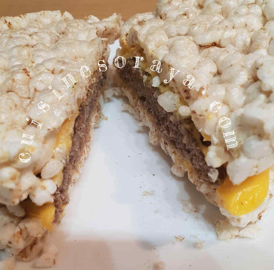 Burger en galette de riz de saumon ou de viande