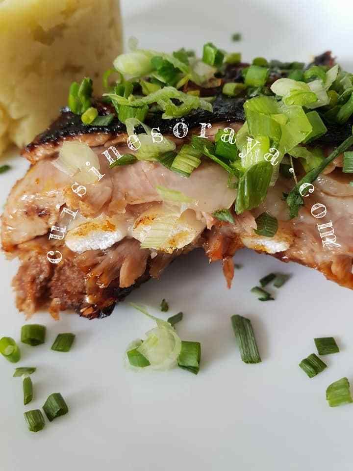 Poitrine d'agneau grillé fondante sauce aigre douce piquante