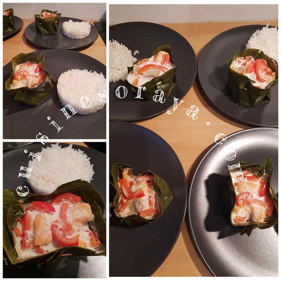 Saumon à la vapeur dans des feuilles de bananier