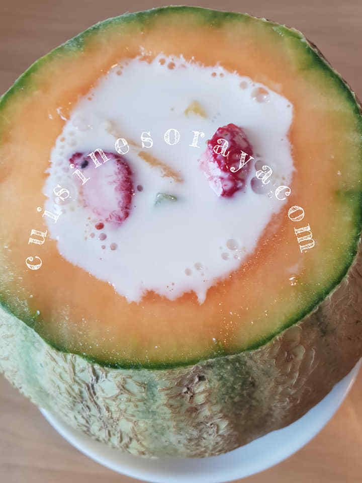 Méli mélo de fruits aux lait dans un melon