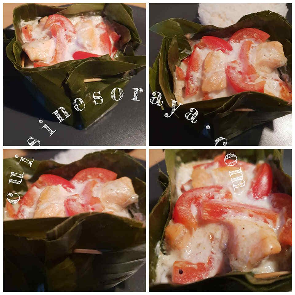 Saumon à la vapeur dans des feuilles de bananier