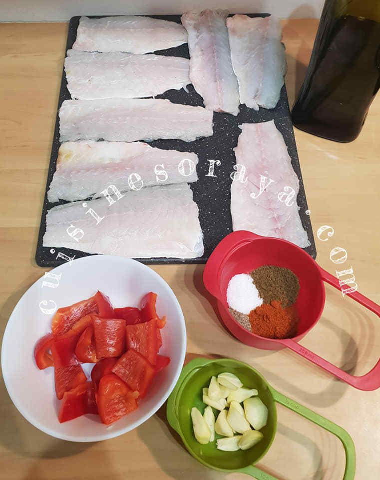 Bar au four à la sauce aux crevettes et au poivron grillé